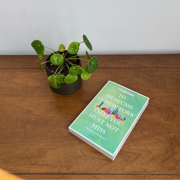 Book - 111 Museums in New York That You Must Not Miss - Picture 1 of 3